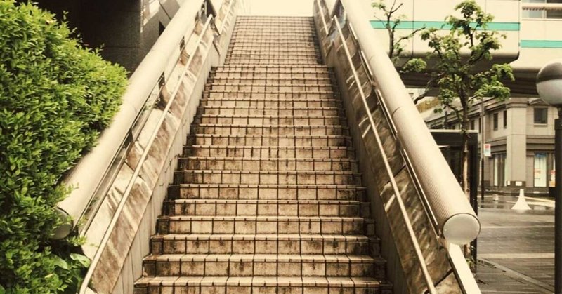 ファーレ立川歩道橋の階段（東京都立川市）