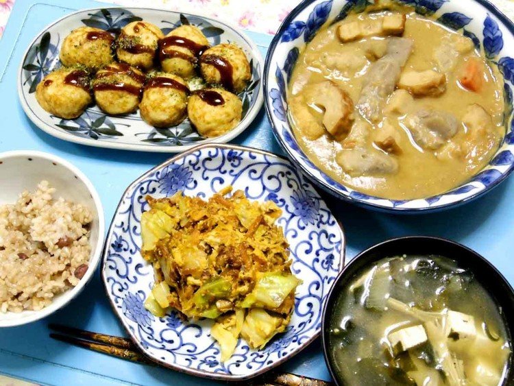今夜はあっためタコ焼き、昨日の煮物、キャベツニンジンエノキ豚肉竹の子のピーマン不在チンジャオロース、豆腐ワカメじゃがいもとかのお味噌汁、ご飯です。