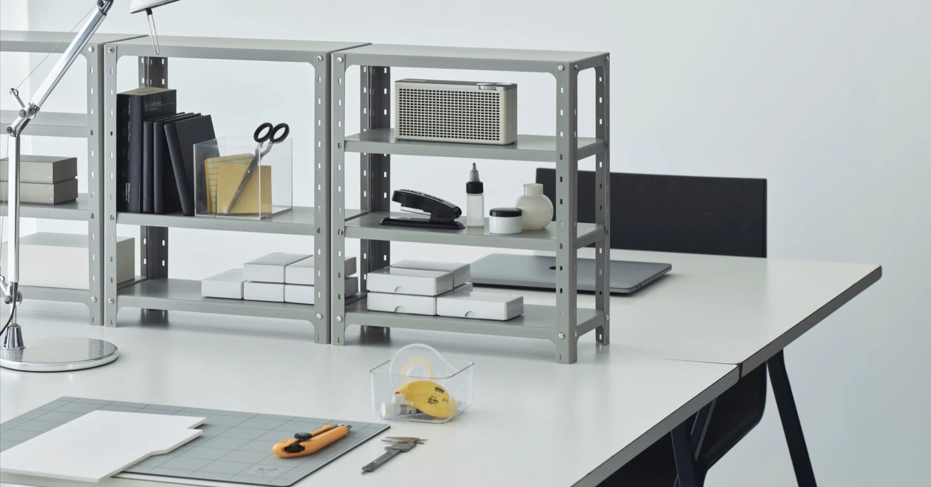 業務用のスチール棚」が好きなあなたへ。 PAPER RACKを部屋に置くと