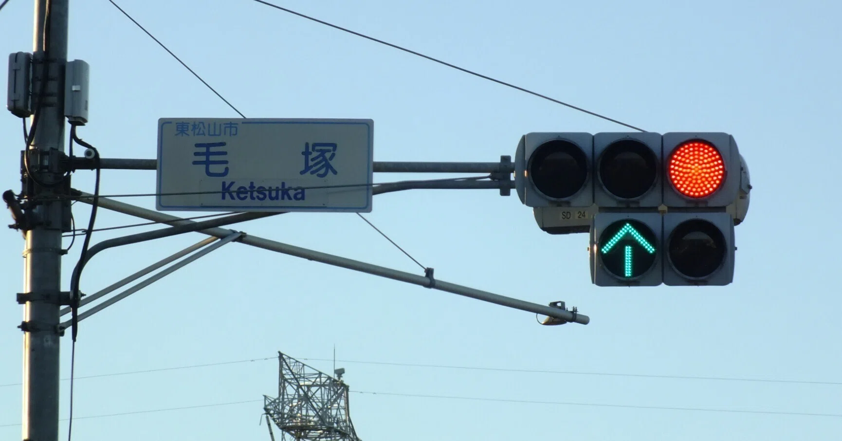 信号電材薄型面拡散ユニット・京三VSD矢印灯、京三PSM歩灯がある交差点