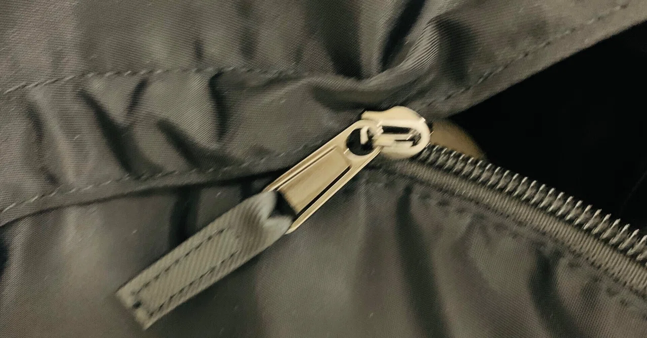 The Zipper Caught the Fabric｜おほしんたろう