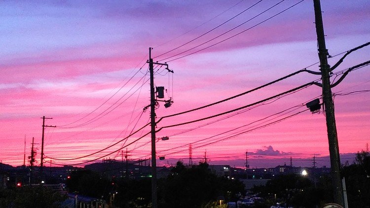 喜志から撮れる夕焼け🌆。オレンジではなくピンク色。レイリー散乱という現象らしく、昼間とは違い、真横からの太陽の日は、大気の層を長く通るので、私たちの目に届く頃には、青い光は散乱し、夕焼け色だけが届く。と、知ってしまうことは、良いことだろうか。知らないまま、不思議な方が、夕焼けは美しく見えたかもしれない。男が女性を理解できないのは、女性を不思議なまま、ずっと美しく見るためかもしれない。