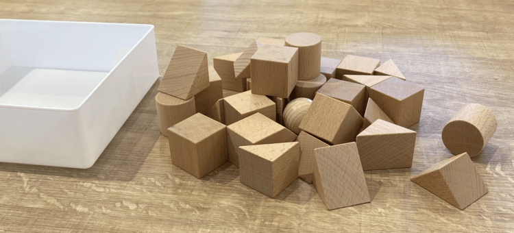 33個の積み木に箱が登場！箱は枠、箱はステージ。箱と積み木の物語が始まる。