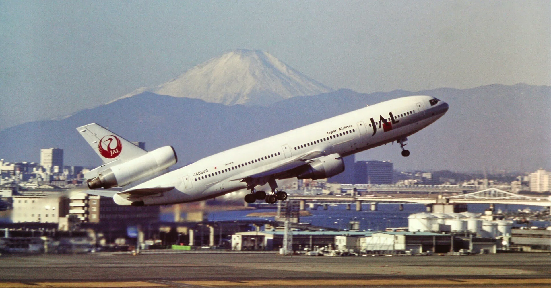 DC-10｜ただのフォトグラファーでは終わらない | 航空写真家 深澤 明