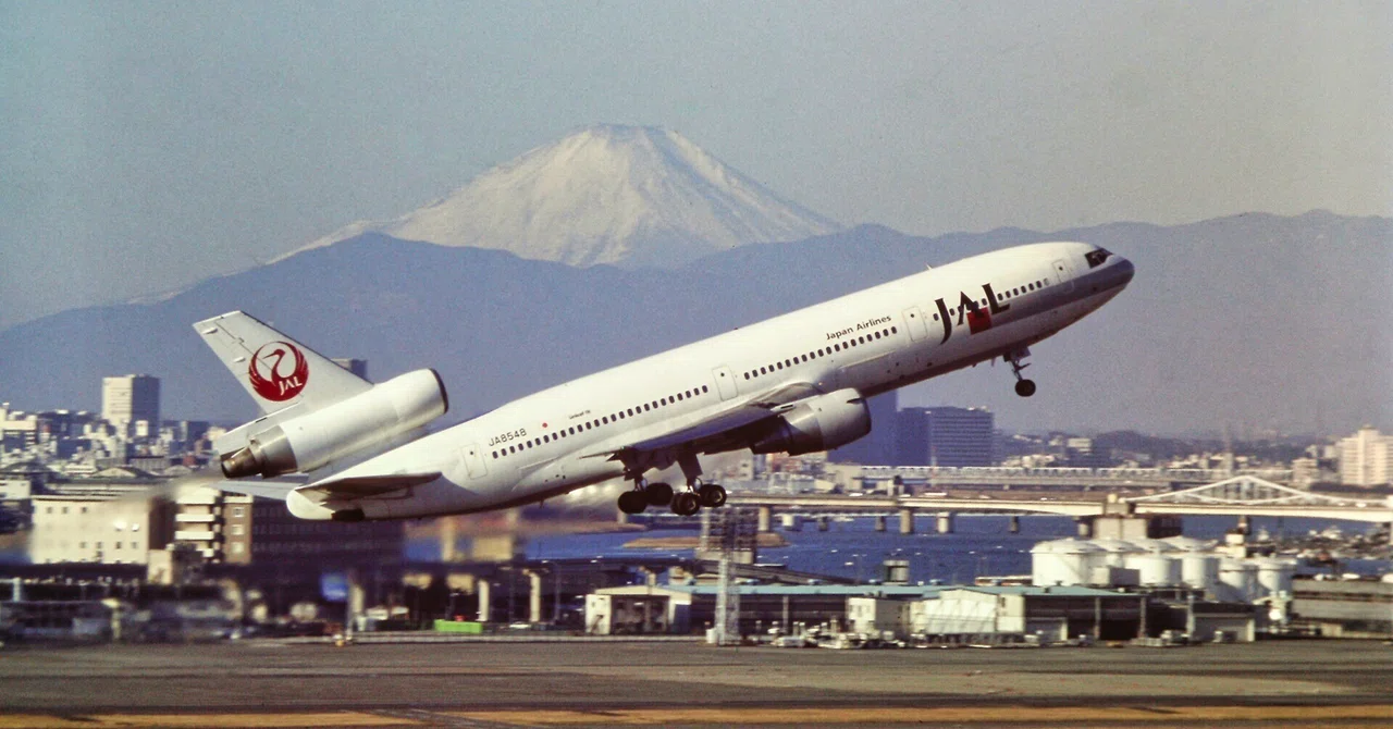 DC-10｜ただのフォトグラファーでは終わらない | 航空写真家 深澤 明