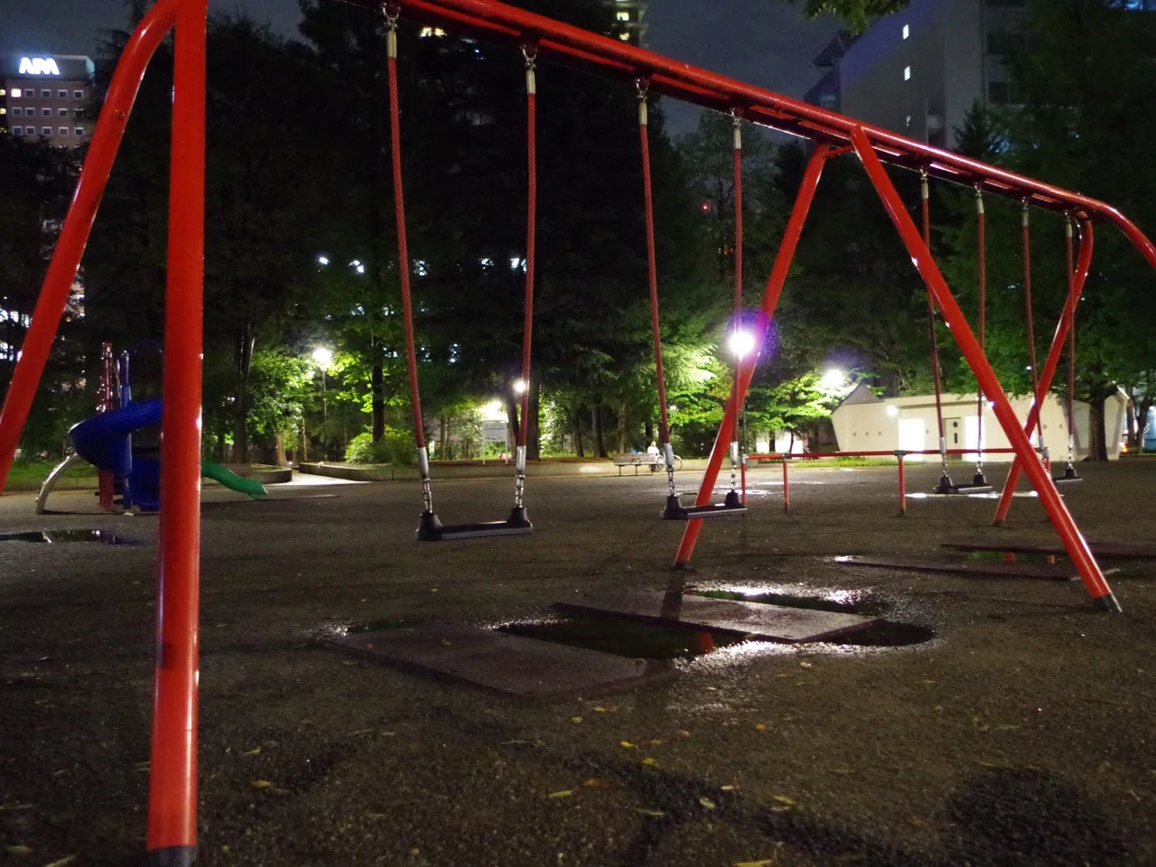 眠れない夜は適当に歩く回って もうすぐ今日が終わっちゃうーって とても当たり前のことを考える さすがに今は寒いから そんなことしないけれど 写真は夏の夜 雨上がり こんな夜に また散歩した 宇津宮ゆう Note