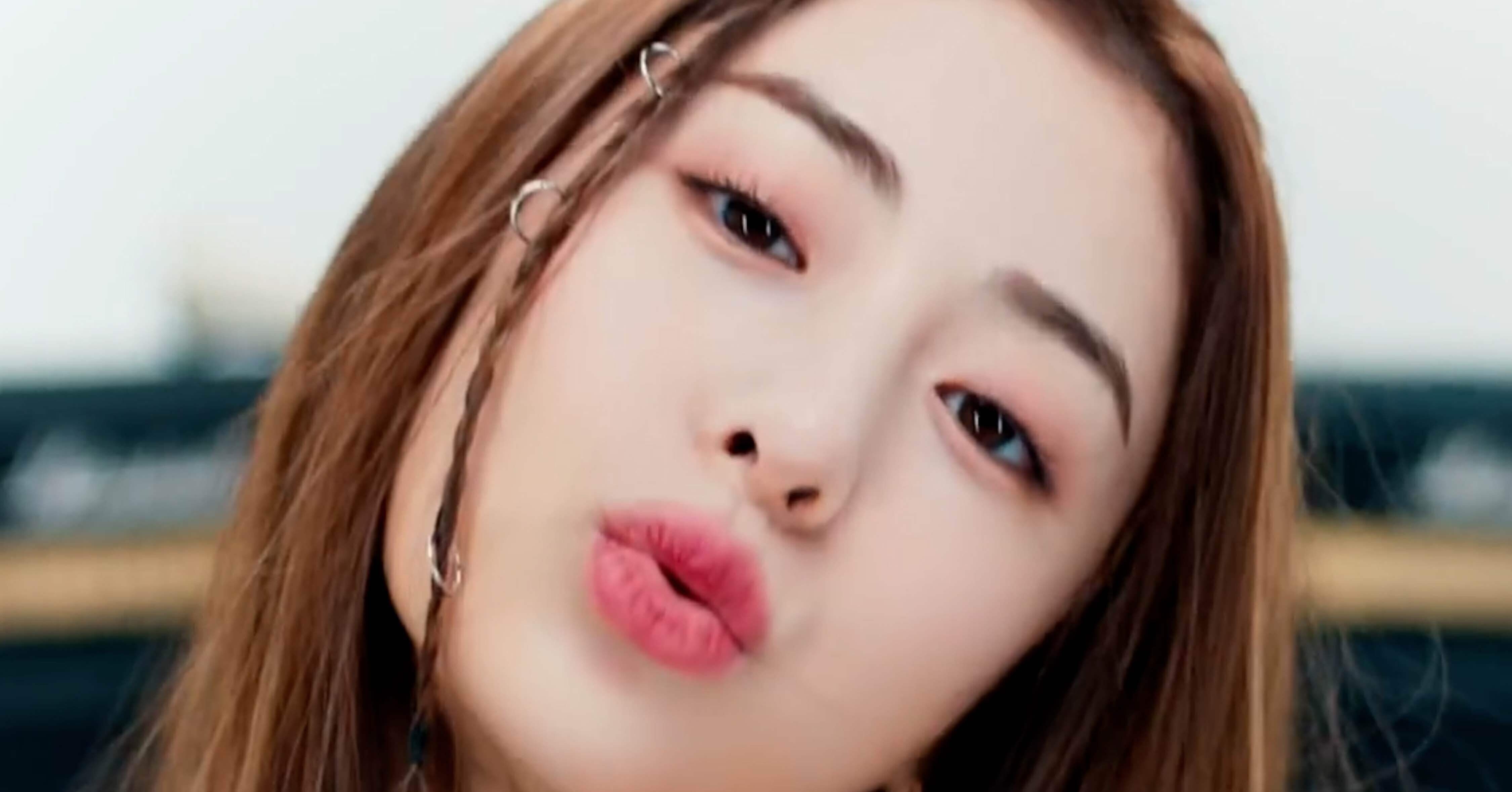 weverse magazine『HUH YUNJINの「青春ものの主人公」のような人生