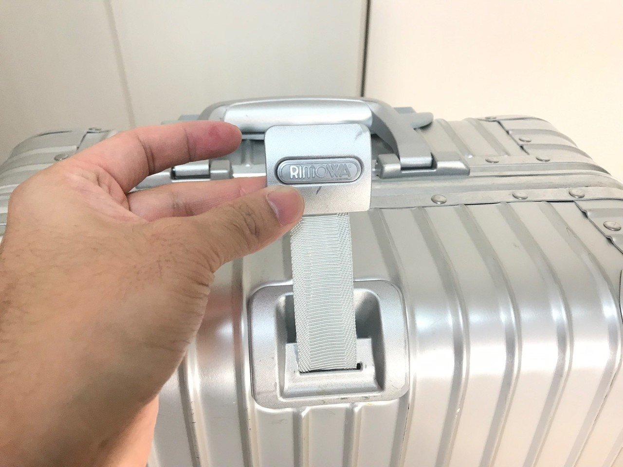年間出張200日の営業マンが4年間リモワ(RIMOWA)のスーツケースを使い