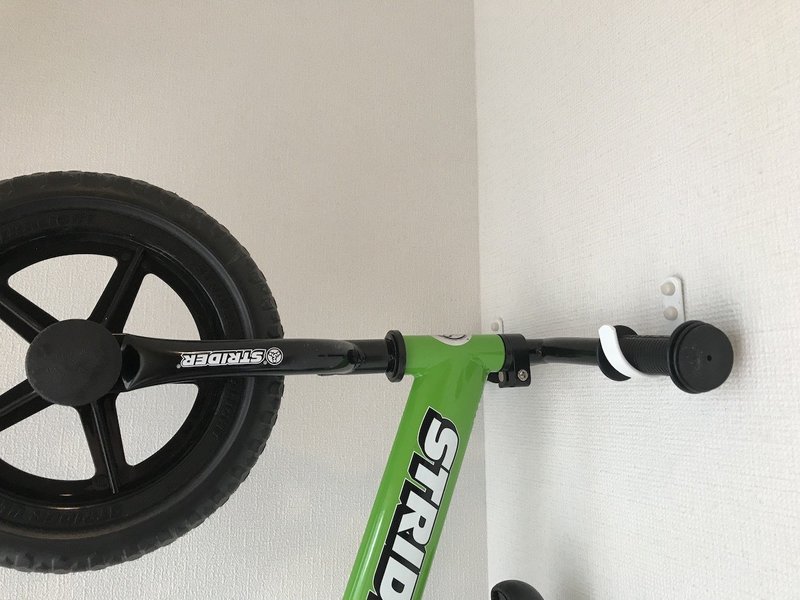 模様替えのレシピ ストライダーをたった900円で壁に収納する方法 三木智有 家事シェア研究家 Note