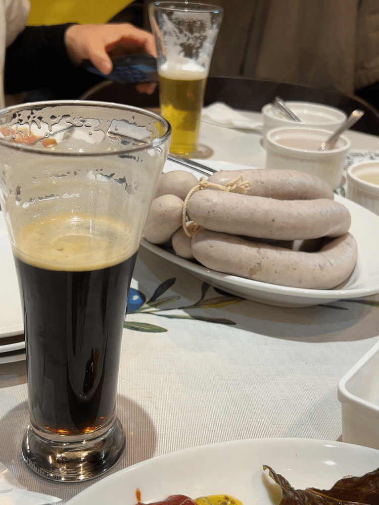 鎌倉小町通にあるソーセージとハムのお店『腸詰屋』さんにて、ソーセージ作り体験をやってきた。まずは出来上がりのソーセージと黒ビール。
