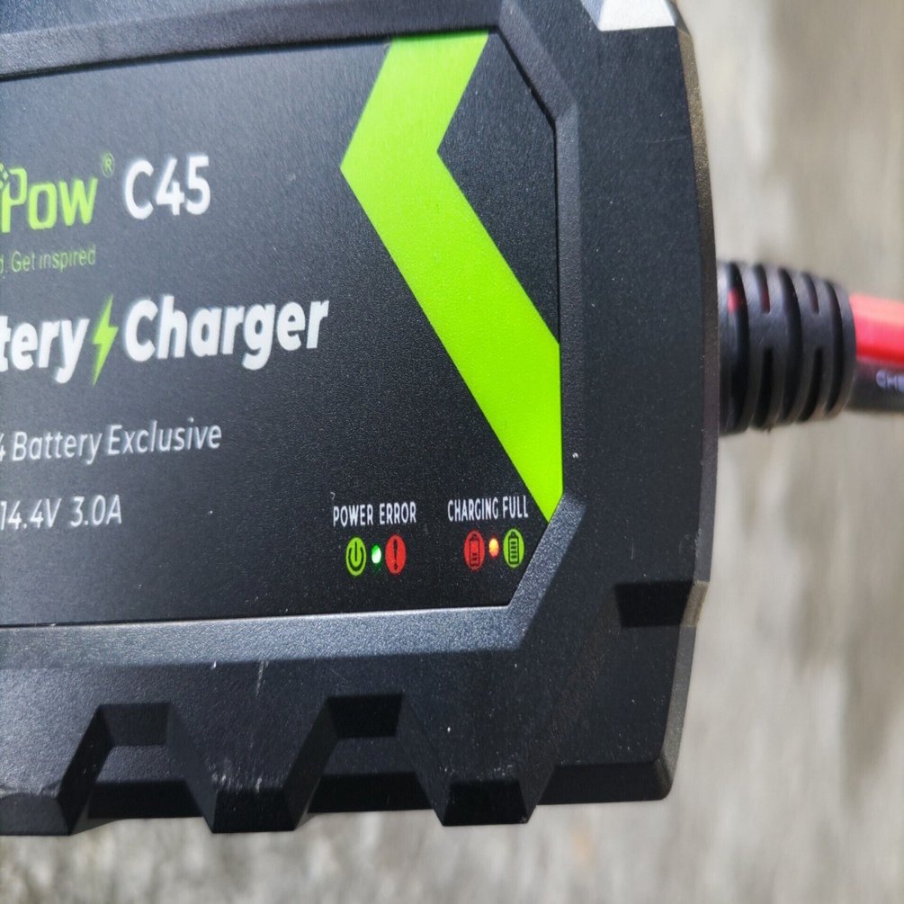 格安リチウムイオンバッテリー充電器でバイクのバッテリーを簡単に充電