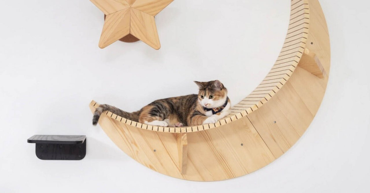 インテリアとしてもインパクト抜群！三日月型のかわいすぎる猫
