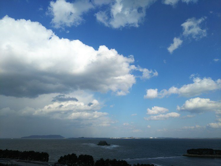 福岡にも寒波がｷﾀﾜｧ━━━━━━(n'∀')η━━ !!!!
左側の雲同じように見えるけど寒波くる･･･