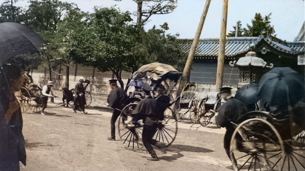 【日本の歴史／和風】人力車と着物姿の日傘の女明治時代人力車飾り 日本の歴史／和風】人力車と着物姿の日傘の女明治時代人力車飾り