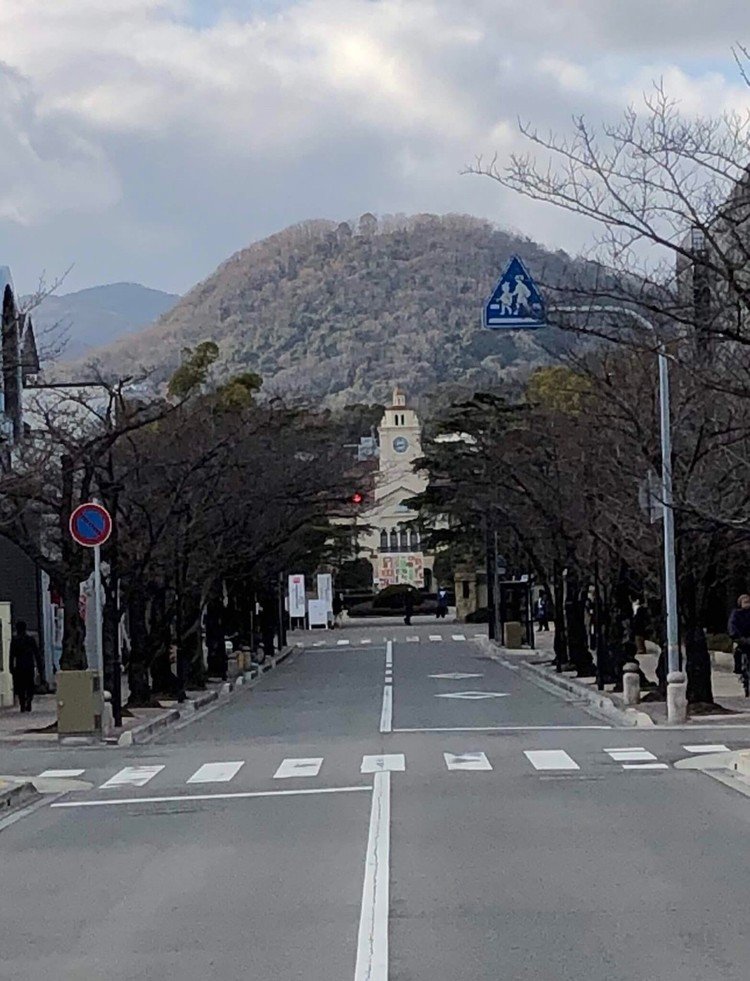 ママのドイツ語検定の付き添いで関西学院大学に行ってまいりましたー😇
正門まで続く一本道がカッコいい！
そびえる甲山も素敵！
そして街が綺麗！