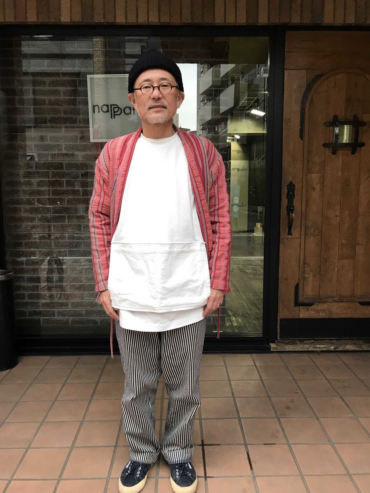 黒丸メガネをかけてる男性を目にする 昔は皆 黒丸メガネだった 日本人の顔には黒丸メガネが似合ってる 最近 赤丸メガネが欲しいのだが懐事情的に 難しい 黒から赤に塗り替えが出来るならお願いしたいと 頑固社長 Lifeneighbor Note