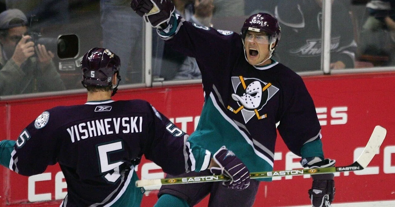 アイスホッケーユニホーム  アナハイムマイティーダックス NHL紹介#1】Mighty Ducksとその名付け親｜steez【スポーツ古着専門店】