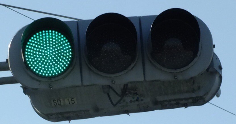 深谷市畠山 重忠公園(入口)交差点にある信号電材厚型LEDと多眼レンズ歩