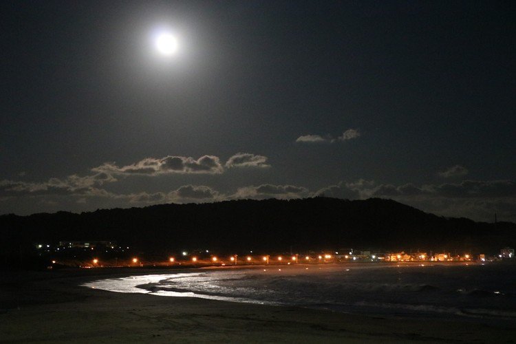 月の沙漠の歌詞が生まれたとされる海岸　御宿には「大波月」「小波月」など月にまつわる地名も多い。