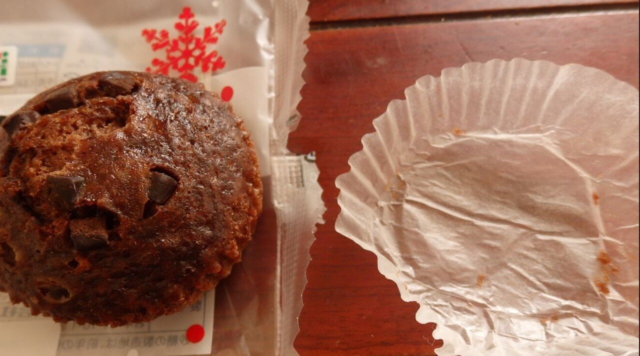 紙カップに収められた菓子はよくカップの方にくっ付いて残るものが多い カステラの下地の紙にはザラメまで チョコ蒸しケーキを買った 薄いカップにこびり付かずキレイに剥がれる 何故 材質 Goku Note