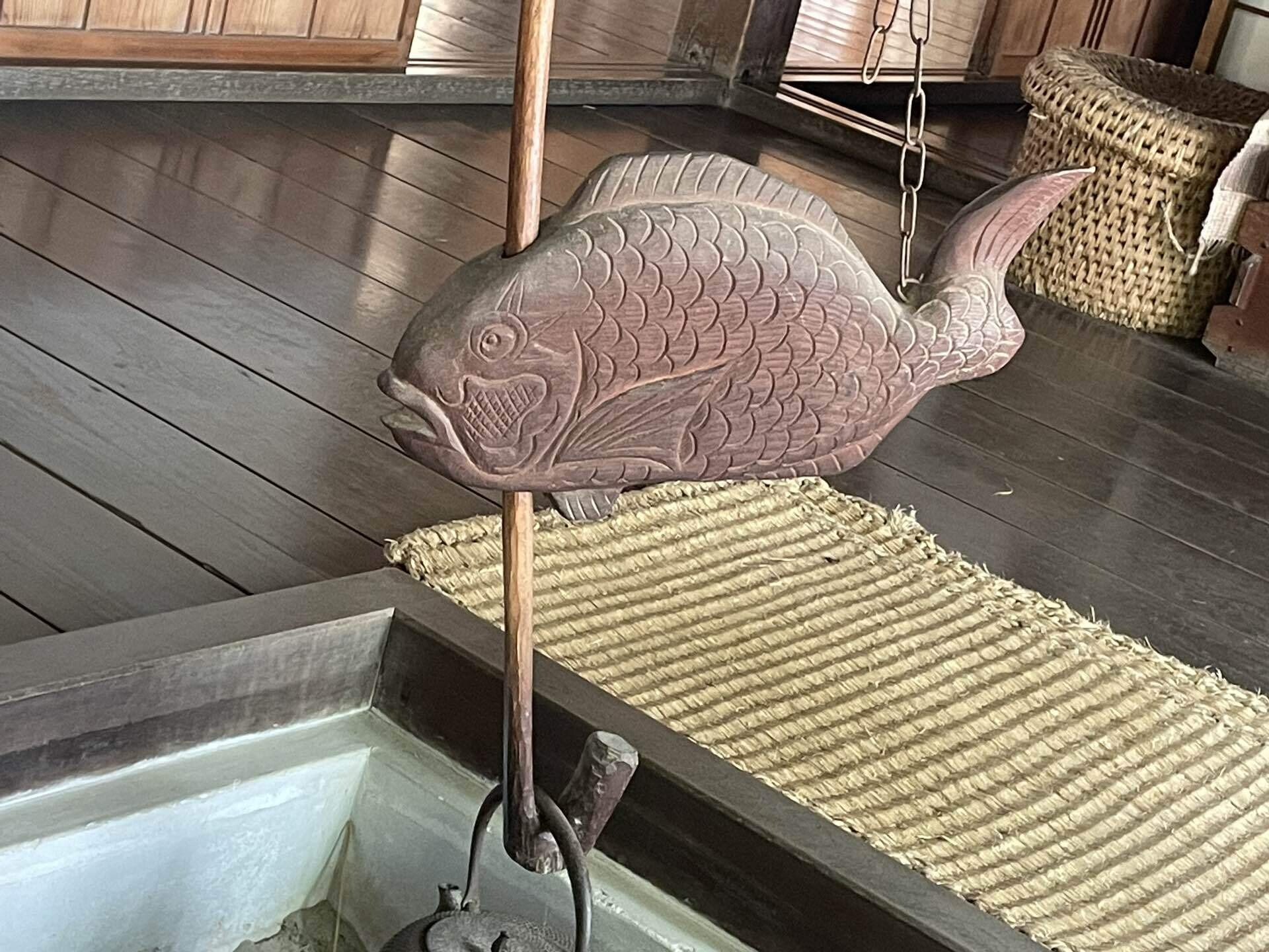囲炉裏(いろり)の上にある自在鉤(じざいかぎ)魚がモチーフなのは何故か