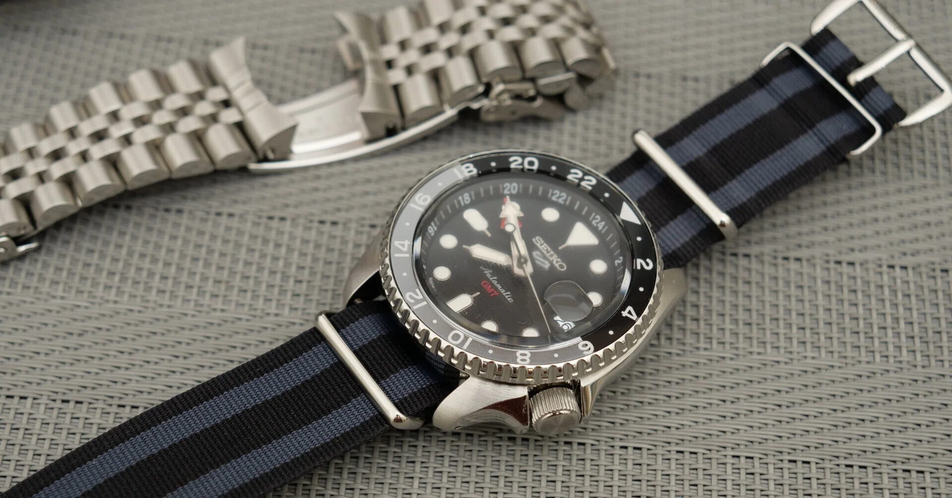 Seiko 5 SKX GMT SBSC001 +natoストラップ レビュー】セイコーファイブスポーツ SBSC001とNATOバンド｜物欲名古屋
