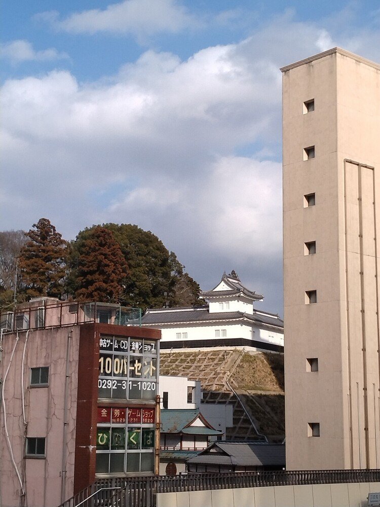 水戸駅北口から見た二の丸角櫓。手前の建物が古いので、櫓の白さが際立ちます。