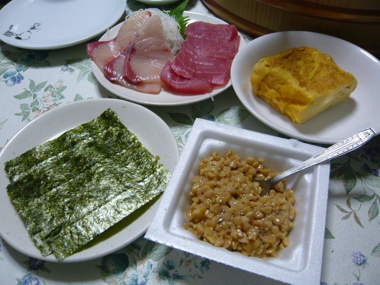 今日の晩御飯は手巻き寿司！！具材はブリ、マグロ、玉子焼き、納豆に・・・