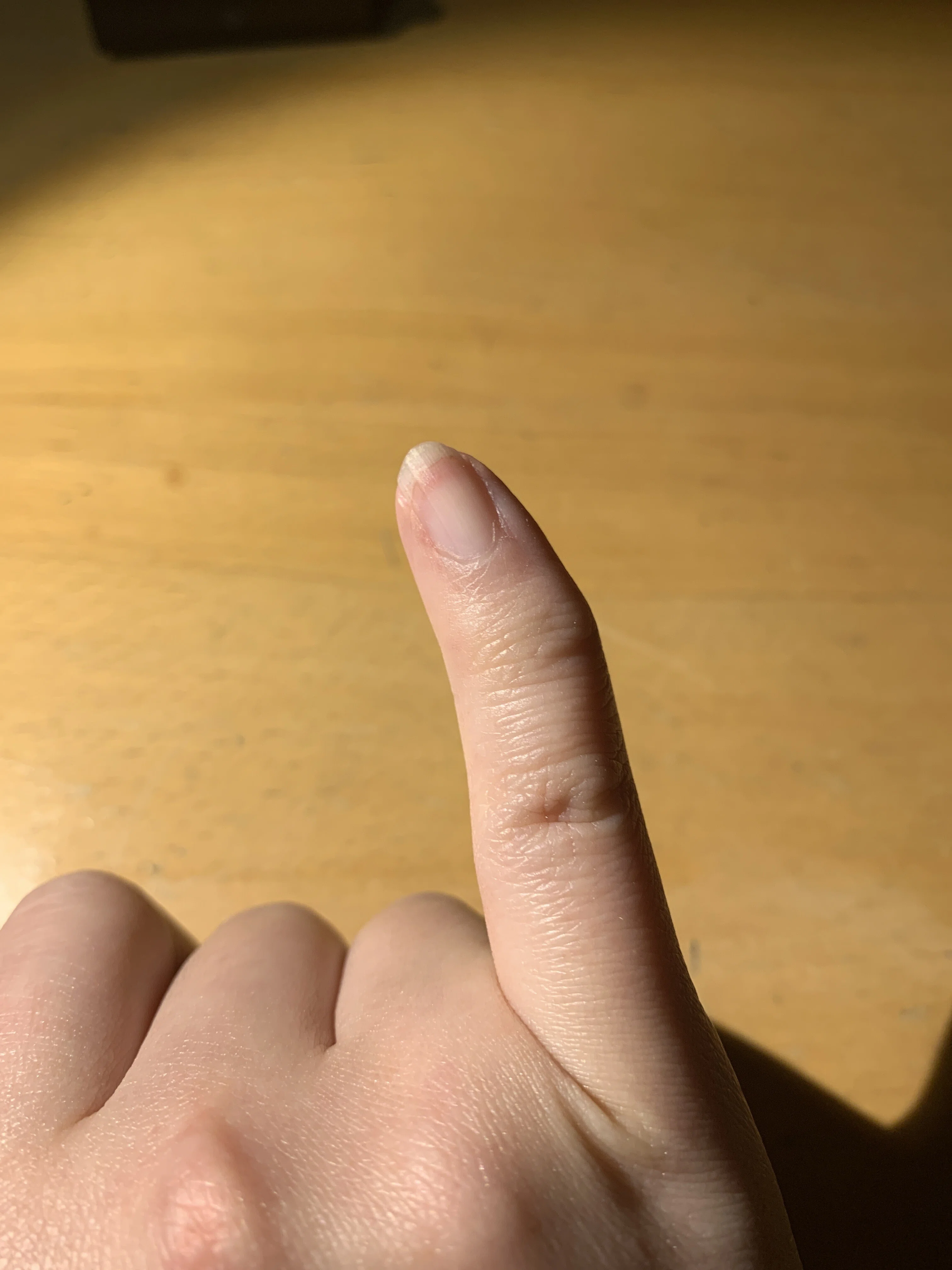 スマホを小指で支えて持っていると変形する可能性があって危険という