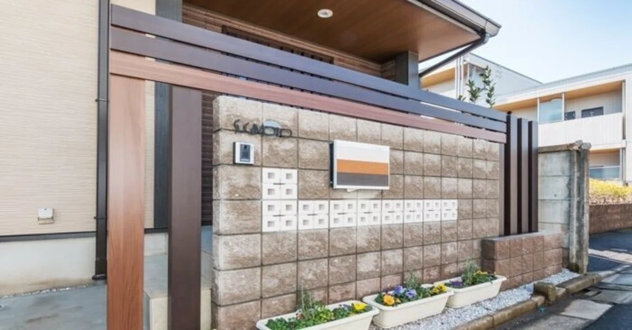 Urban-style design wall where wood poles and decorative blocks ...