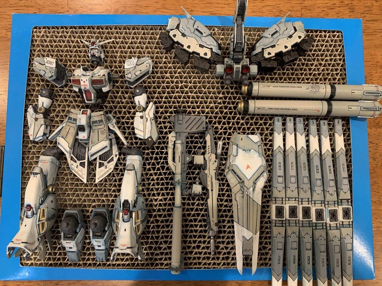 RG H i -νガンダム、ほぼ完成。 2ヶ月かかりました。 白系を