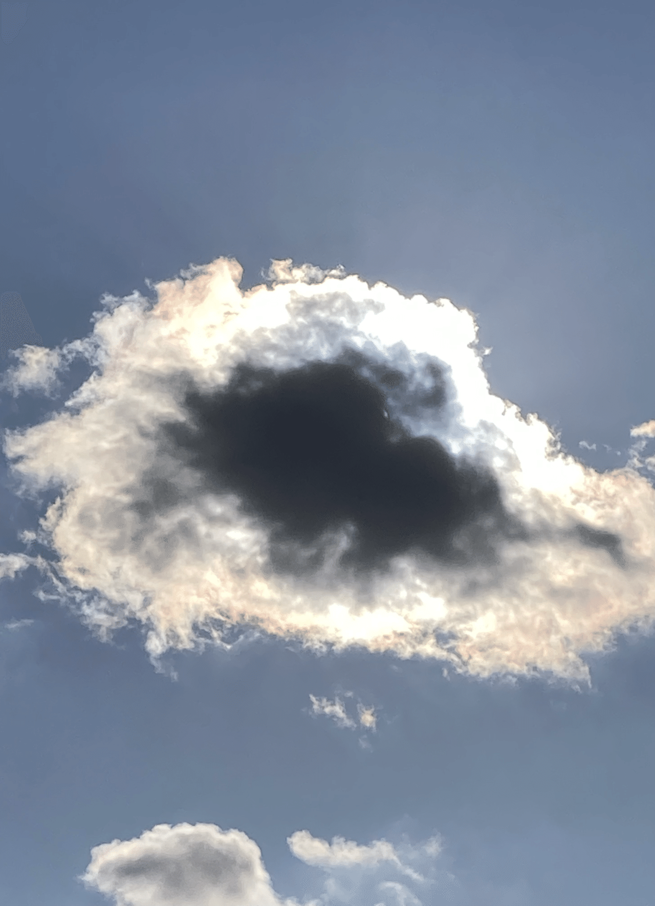 空にとても綺麗に太陽を隠した雲の周りが彩雲に、目の錯覚かもでも  