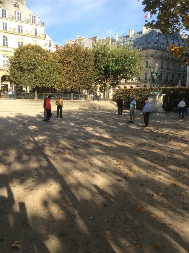 リアルでやってるの見たのは初めてかも。想像していた通りのゆるいスポーツである。Jardin des Tuileriesにて。