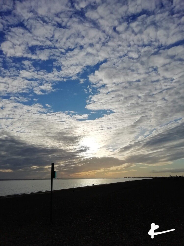 40、凪いだ海の上で、夕日が織りなす奇妙な空の寸劇。それを見守る小さな人間たち。