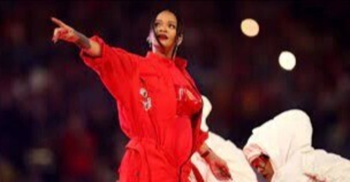 リアーナ NFL ハーフタイムショー 出演記念 フーディー 第57回スーパーボウルのハーフタイムショーに出演したリアーナ