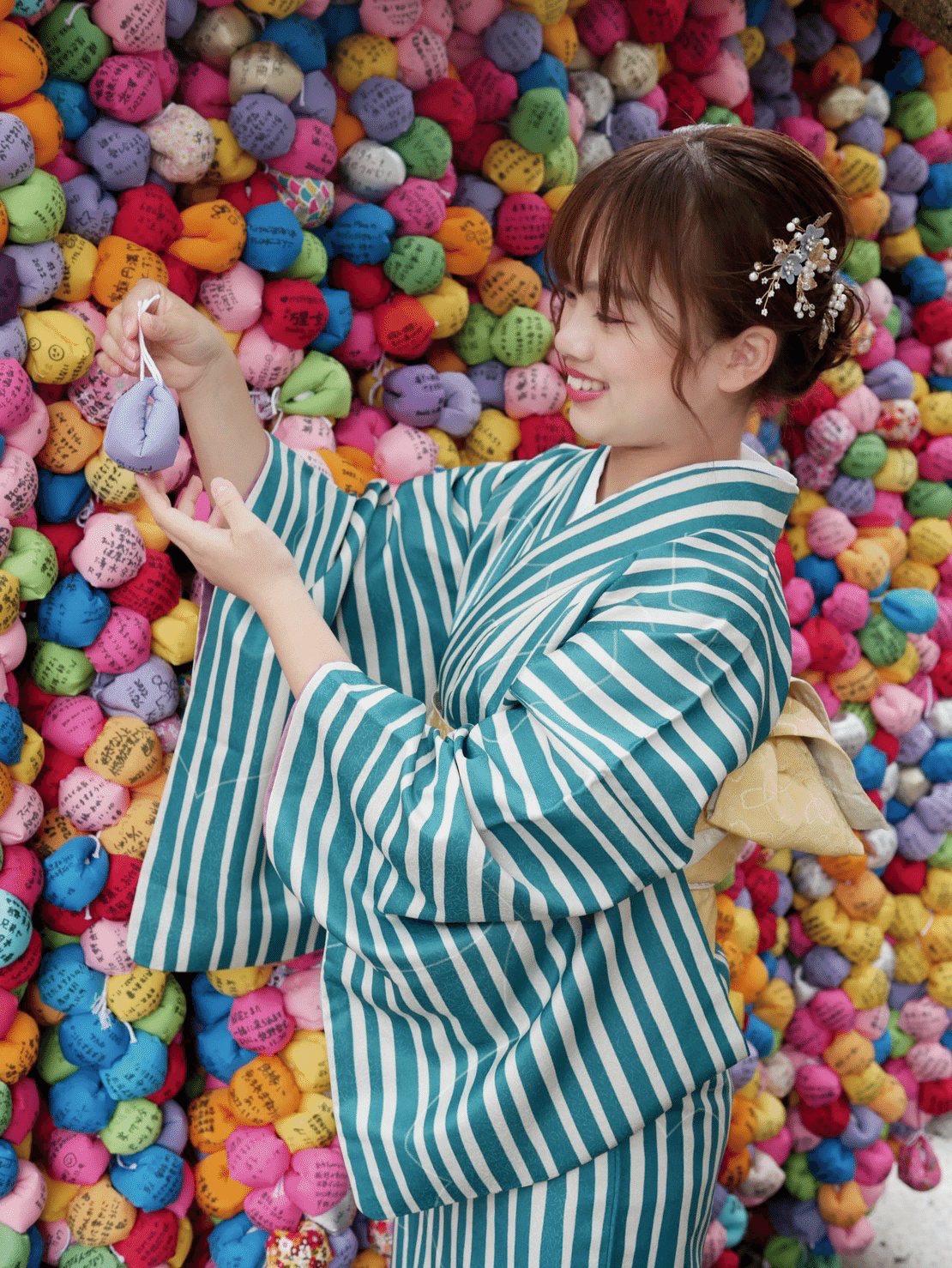 カラフルなお堂を護る、ユーモラスな神の使い。八坂庚申堂「指猿