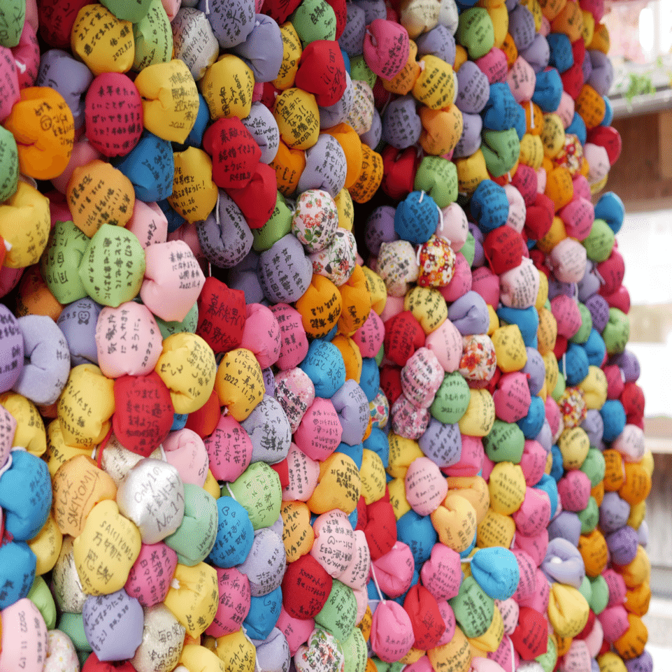 カラフルなお堂を護る、ユーモラスな神の使い。八坂庚申堂「指猿