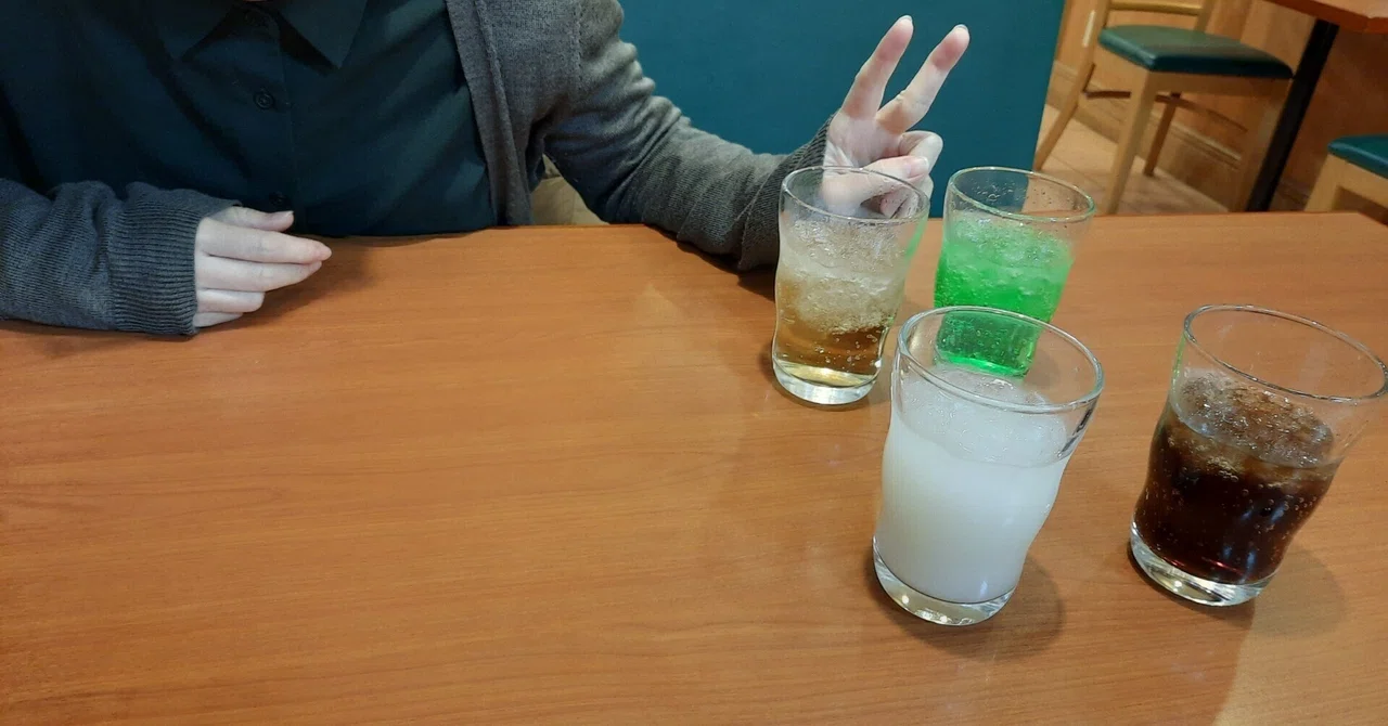 金曜夜にガラガラのピザ屋でピザを食う｜サラダ放る｜note