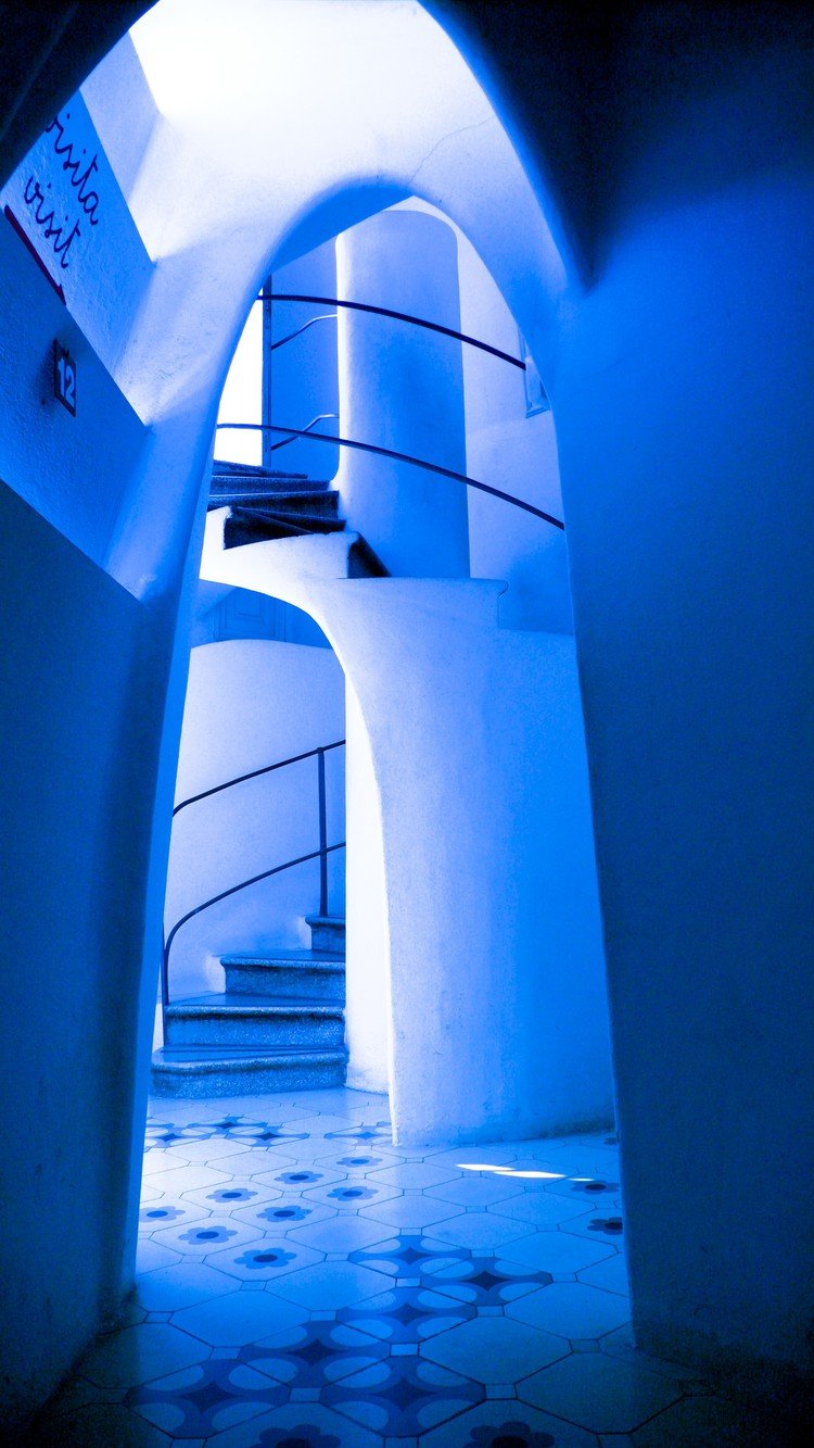 世界遺産、ガウディ建築の一つ、カーサ・バトリョの階段ホール。放物線と螺旋階段の組み合わせが、素晴らしい景観を生むガウディお得意のデザイン！！