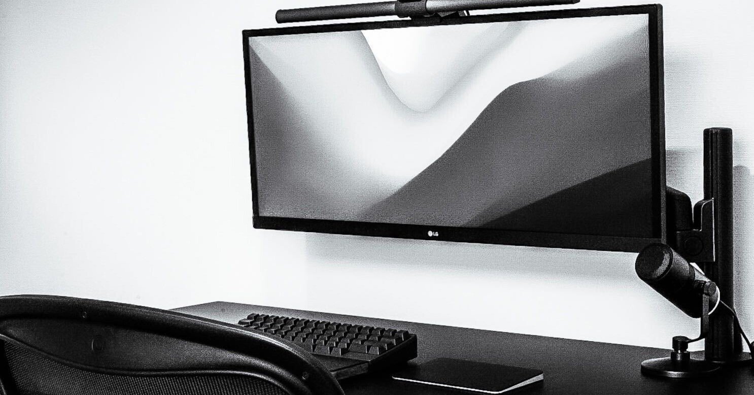 SF映画のようなデスク環境を実現！ SF映画のようなデスク環境を実現