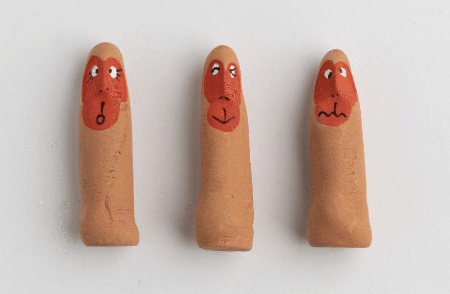 カラフルなお堂を護る、ユーモラスな神の使い。八坂庚申堂「指猿