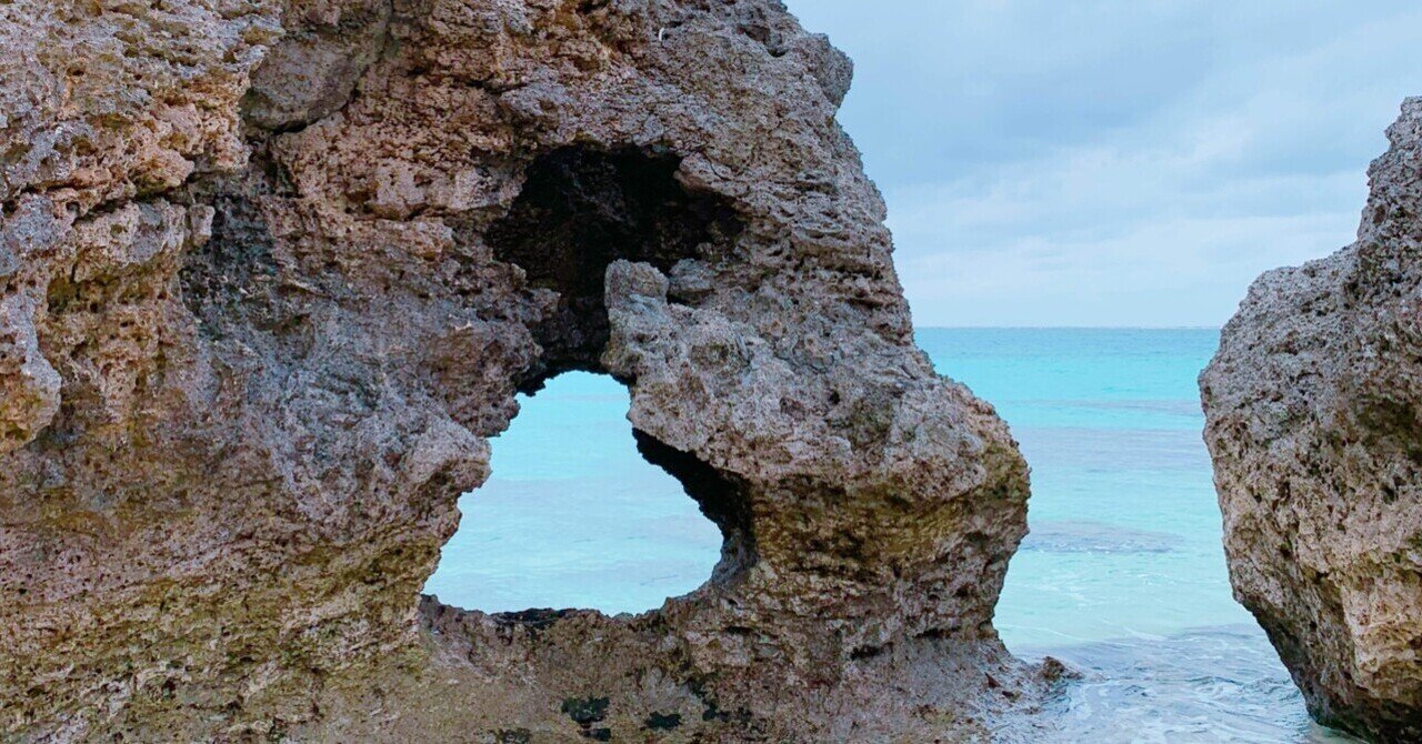 海上に２つの巌岩，男島、女島中央、左右，下部に流れる波の表現 海上に2つの巌岩，男島、女島中央、左右，下部に流れる波