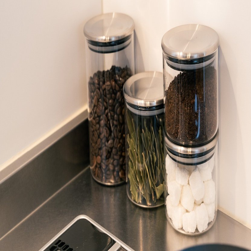 思い切って魅せる収納！マルチに使えるガラスキャニスター｜sarasa