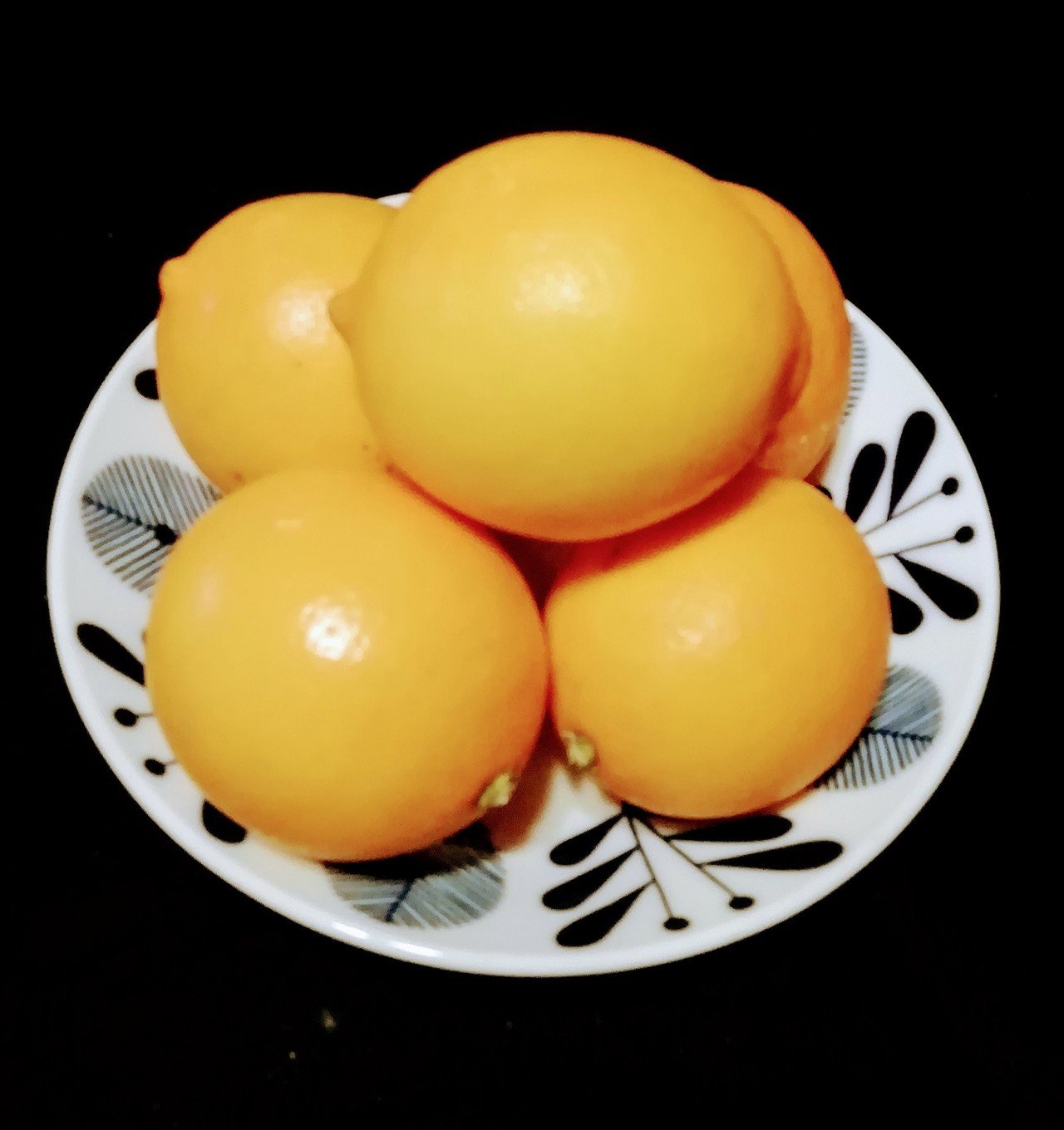 オレンジとレモンの間の子をもらった 味はオレンジとレモンの間の子でした 無農薬なので皮ごとハチミツ漬けに めちゃ美味しい いわきりなおと Note