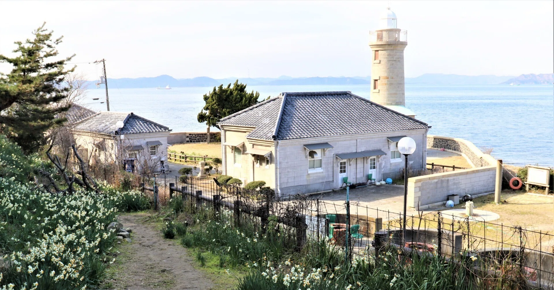 男木島灯台,水仙の季節｜Abbey -旅するように暮らす、暮らすように旅する-