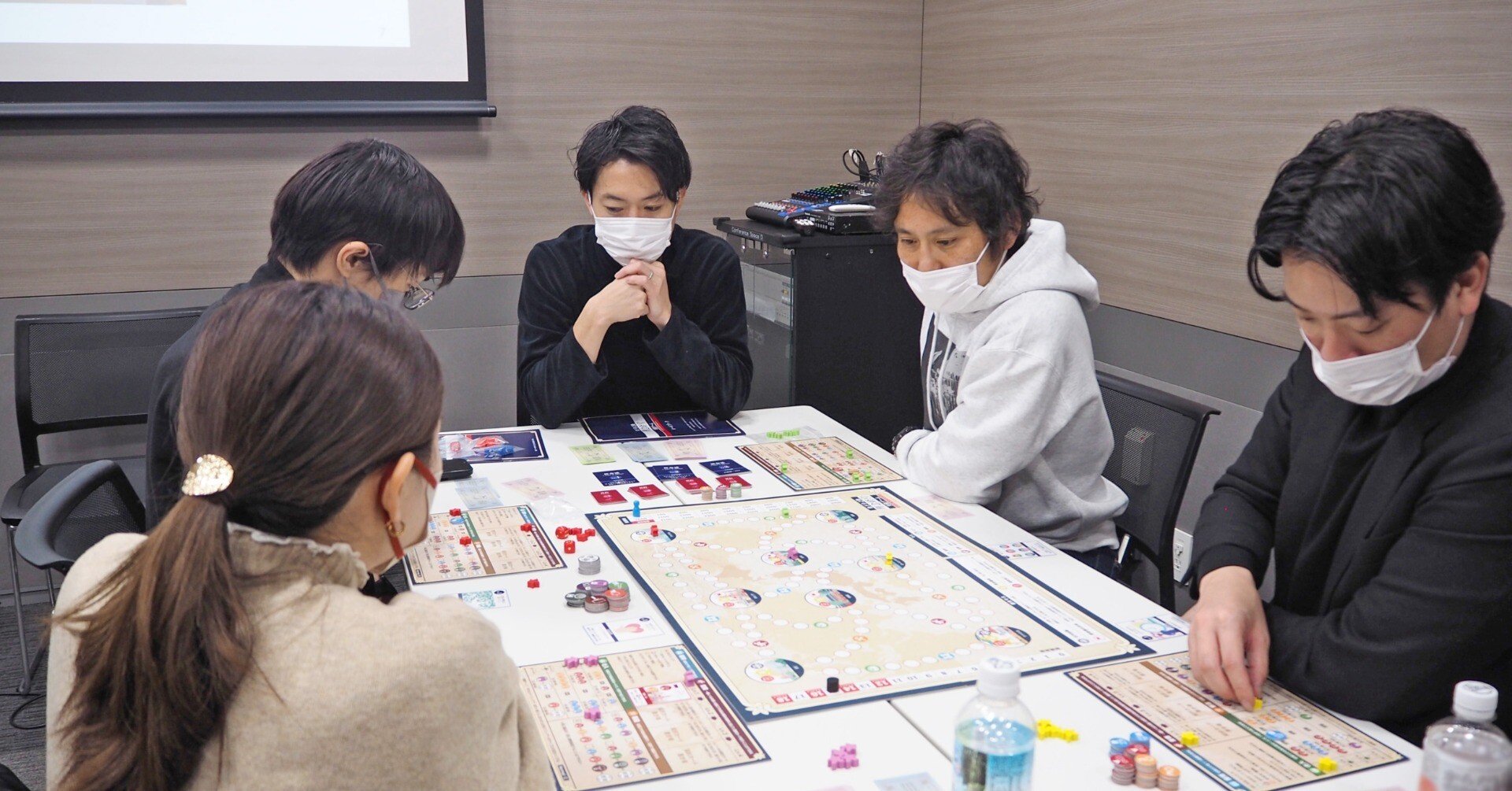 部長研修で「松下幸之助〈理念経営〉実践ゲーム」に挑戦！チームプレー 