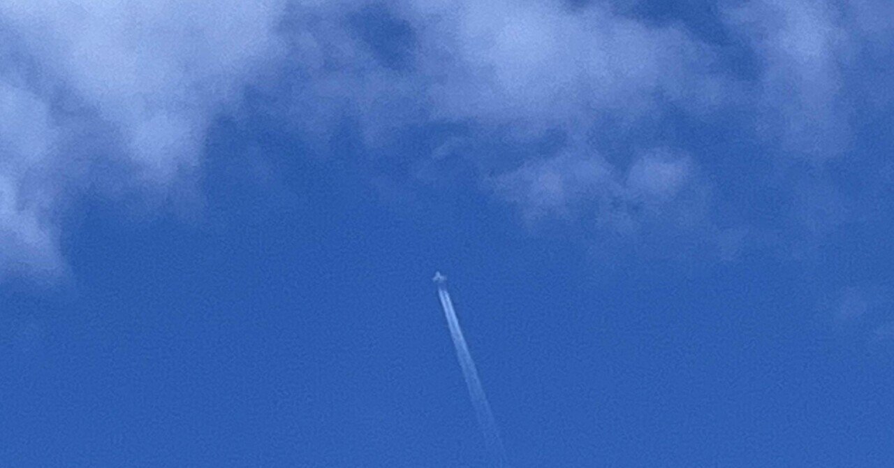 夏の飛行機雲 夏空で遊んでる〜飛行機雲 - yuyuの日々
