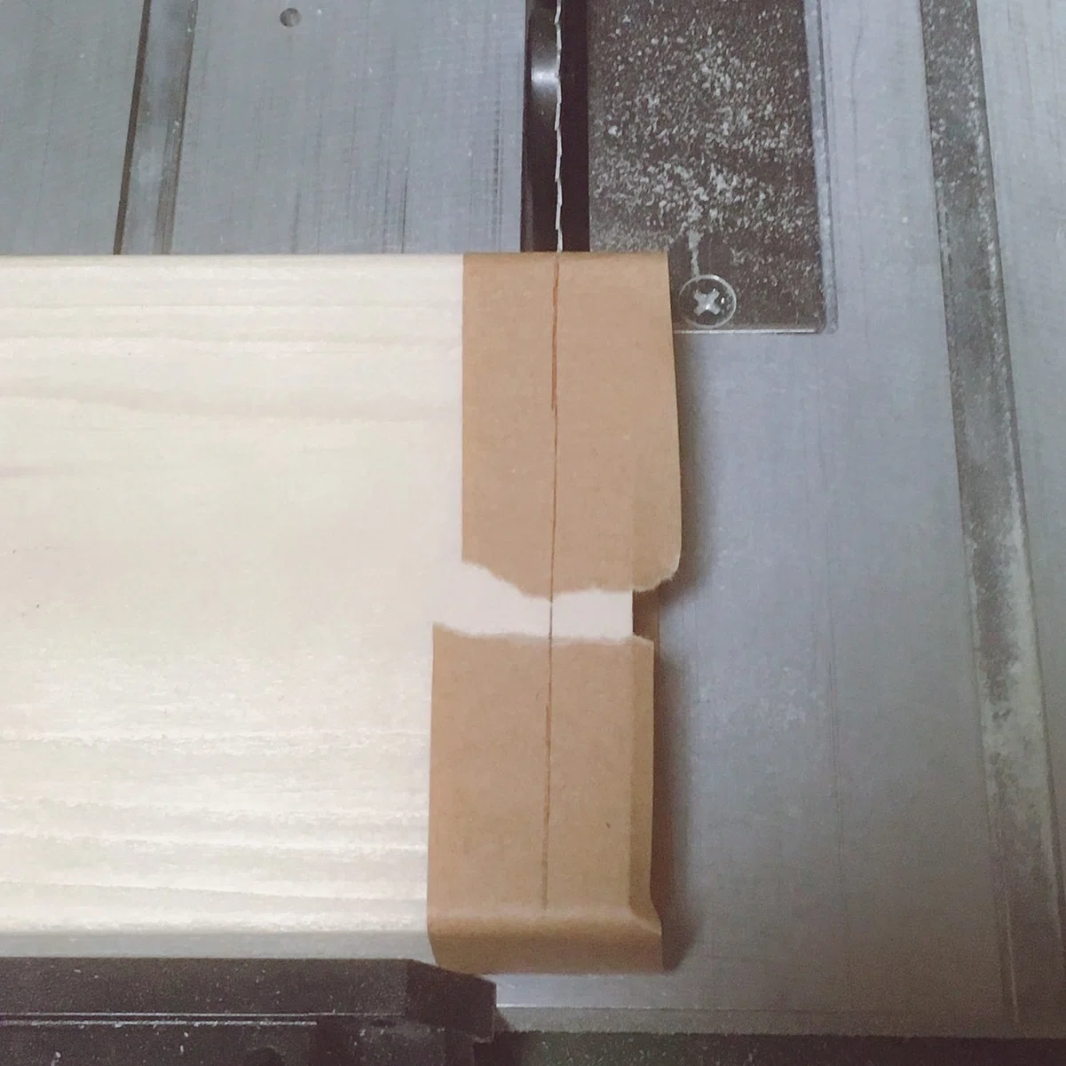 クラフトテープ（紙ガムテープ）を使うと木材のバサつき抑えられるよ 