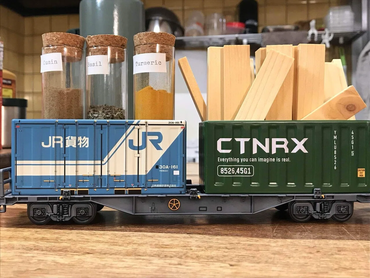 模型】100均商品を塗る 〜セリア コキ106コンテナ貨車と鉄道コンテナ
