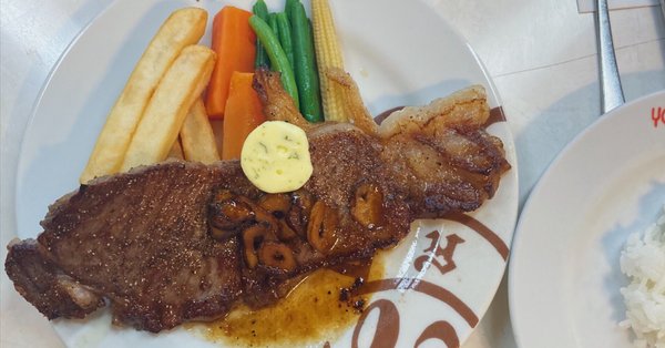 食堂の食卓は仕切り板の学生を分けて食事 食堂の食卓は仕切り板の学生を分けて食事 （まあるい食卓｜尼崎